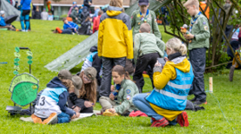 Speidere blir intervjuet av pressestab på arrangement.