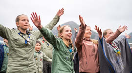 Speidere som beveger seg til en sang. Speidere som beveger seg til en sang.